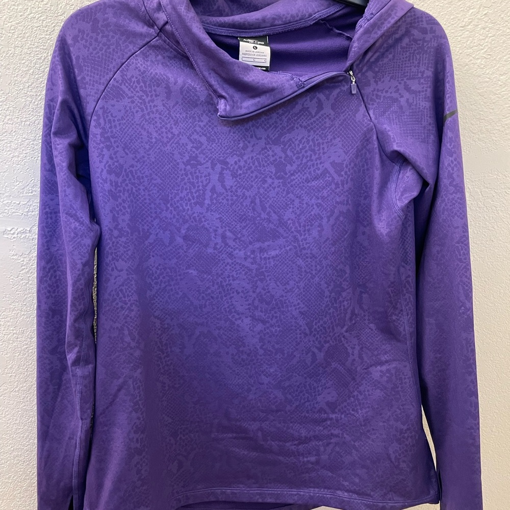 Women's NIKE Purple Workout Yoga Sweatshirt Dri-Fit, medium/large, never worn